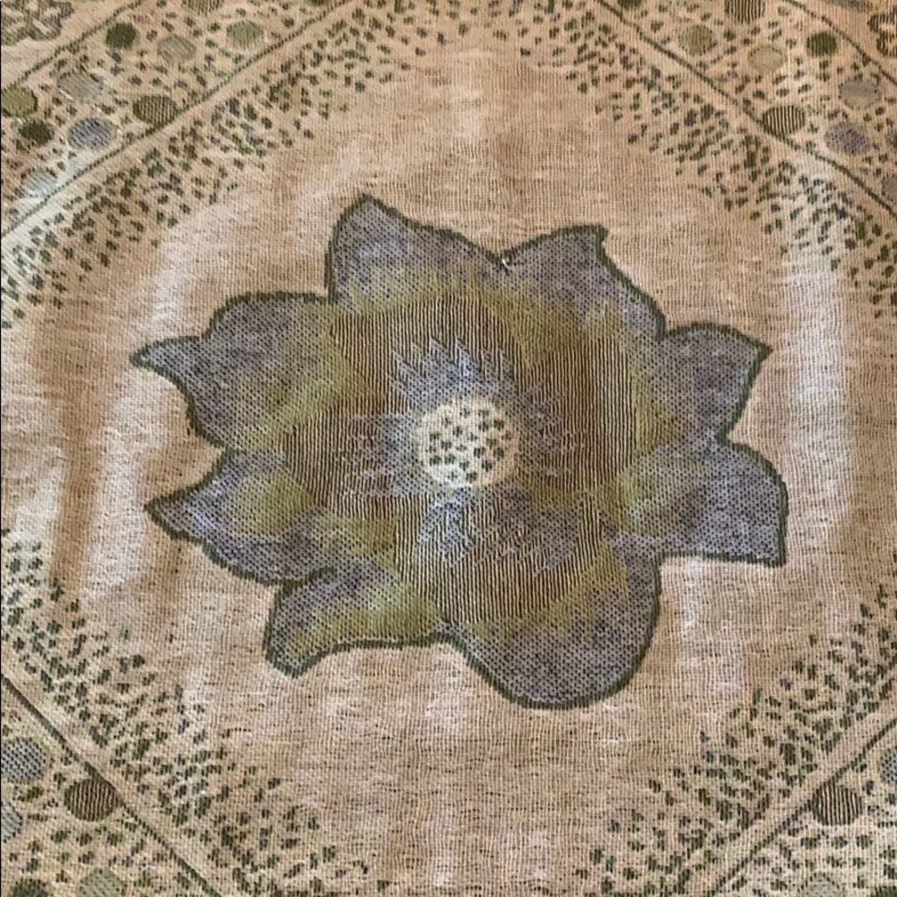 Lightweight scarp or shawl